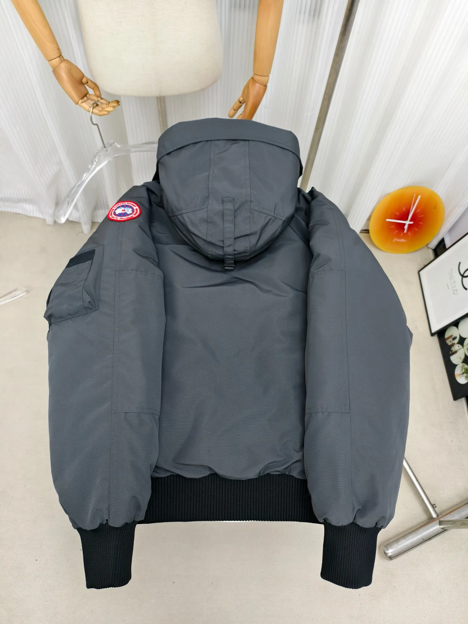 P720 ————2050M model/new 01 model (high version) Canada goose Canada Goose Chilliwack bomber jacket is one of our popular styles. The upgraded version adopts streamlined hood details and improved trimmings. The Chilliwack bomber jacket was originally designed for pilots in the post-war no-man's land in northern Canada. It is durable, warm and easy to move. The inside is filled with white duck down, which has higher thermal insulation performance. Chilliwack's iconic style, enduring popularity, is a popular jacket from Canada Goose. Customize your parka with our variety of interchangeable hood trim accessories to extend the coverage of your hood. Hip-length, the bomber jacket's knitted cuffs and hem are mid-length for freedom of movement. Rib knit cuffs and hem improve fit and seal in heat.  2050M is an upgraded version of the old version 01. Color: black, gray, off-white, navy. Size: XS-2XL